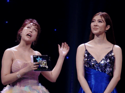 Mang cả đại gia đình đi làm ban cố vấn để hẹn hò nhưng ngoại hình cực phẩm của chàng thủ khoa mới là điều hút bão like-3