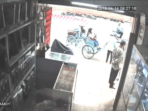 CLIP BÀNG HOÀNG: Người đàn ông đạp xích lô vừa thoăn thoắt dẫn khách vào mua hàng, qua ra gặp 'biến' vì thời tiết quá nóng