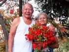 Cụ ông 73 tuổi hái hoa phượng tặng vợ và chuyện tình cảm động 40 năm