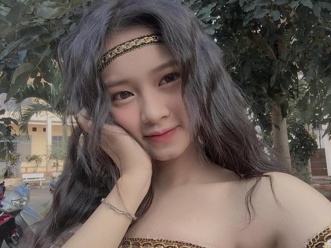 Nhan sắc nữ sinh hóa thân thành Mị trong bộ kỷ yếu Vợ chồng A Phủ-4