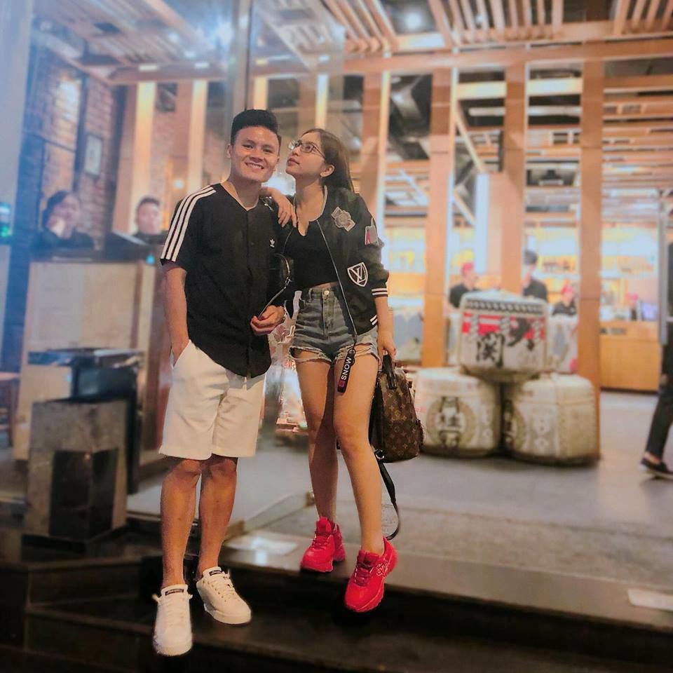 Bị la ó vì khoe vòng 1 quá đà, bạn gái Quang Hải bỗng ăn mặc kín đáo bất ngờ-1