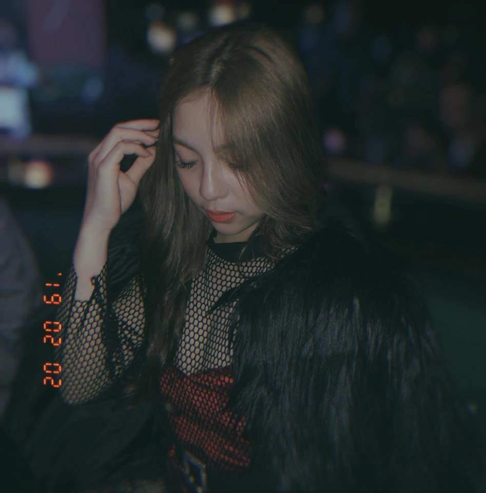 Bị la ó vì khoe vòng 1 quá đà, bạn gái Quang Hải bỗng ăn mặc kín đáo bất ngờ-2