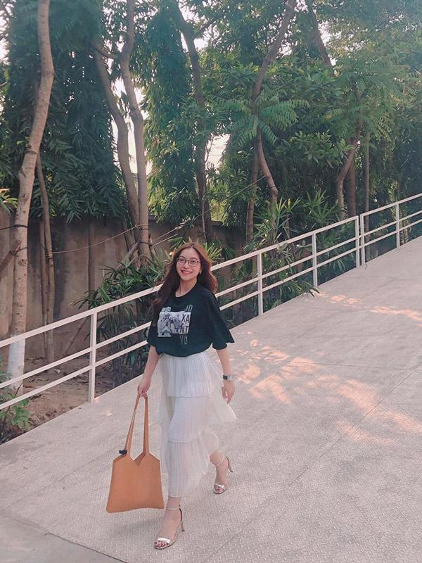 Bị la ó vì khoe vòng 1 quá đà, bạn gái Quang Hải bỗng ăn mặc kín đáo bất ngờ-5