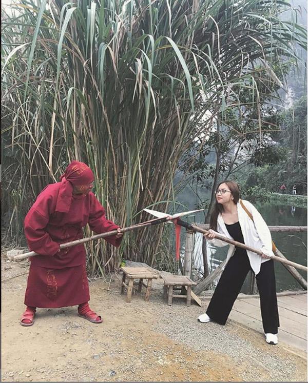 Bị la ó vì khoe vòng 1 quá đà, bạn gái Quang Hải bỗng ăn mặc kín đáo bất ngờ-7