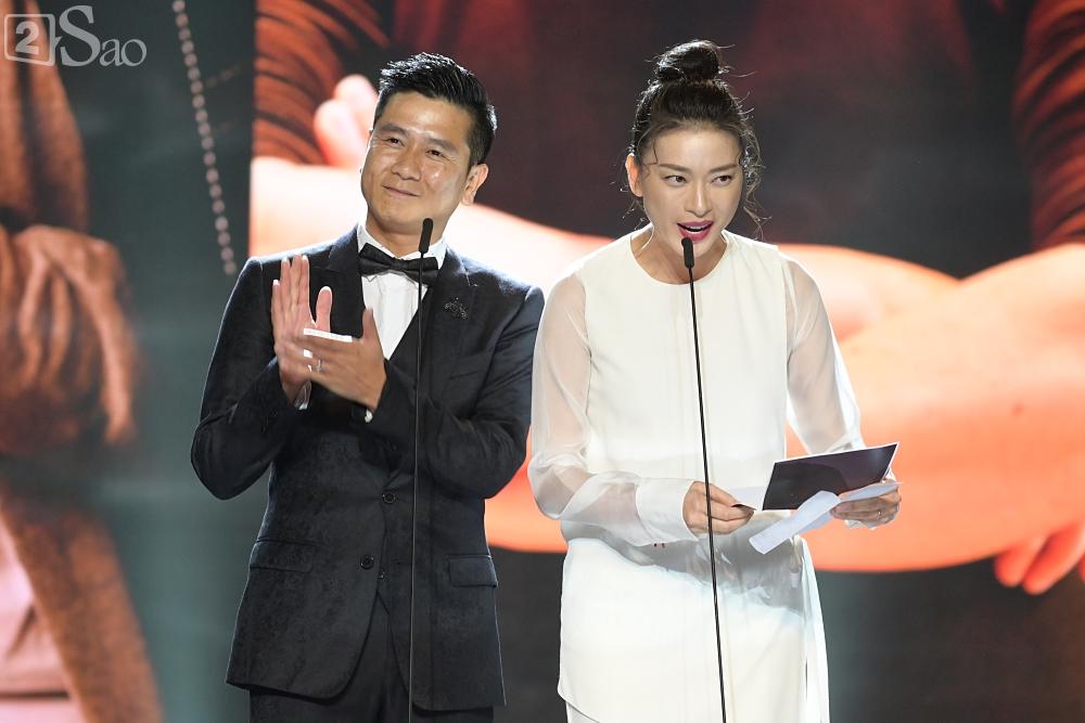 Đông Nhi nghẹn ngào nhận giải Cống Hiến, fans chực chờ ngoài cửa chúc mừng-9