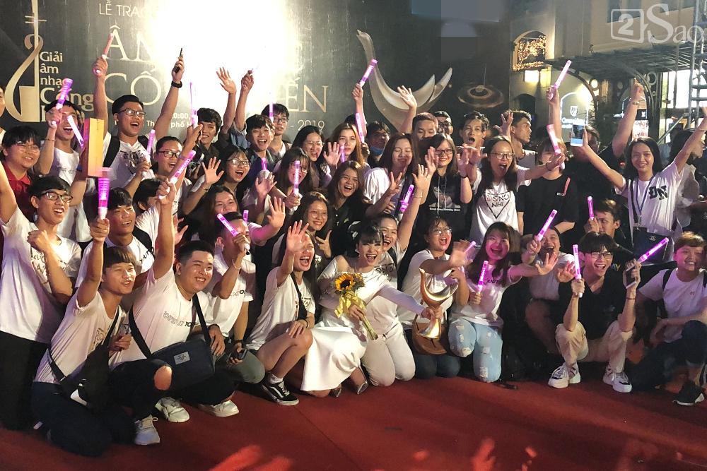 Đông Nhi nghẹn ngào nhận giải Cống Hiến, fans chực chờ ngoài cửa chúc mừng-5