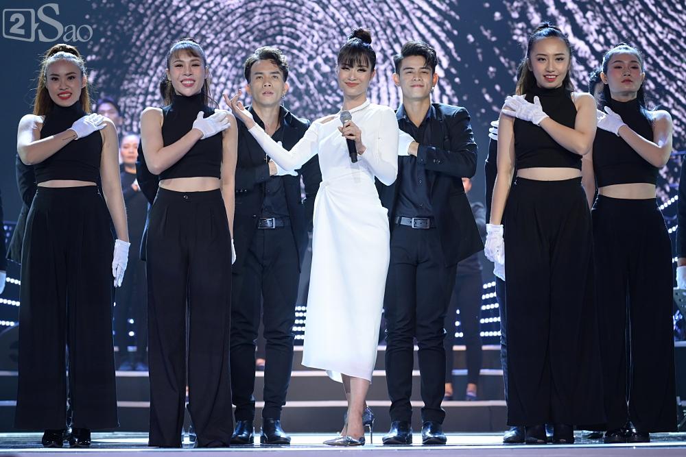 Đông Nhi nghẹn ngào nhận giải Cống Hiến, fans chực chờ ngoài cửa chúc mừng-3