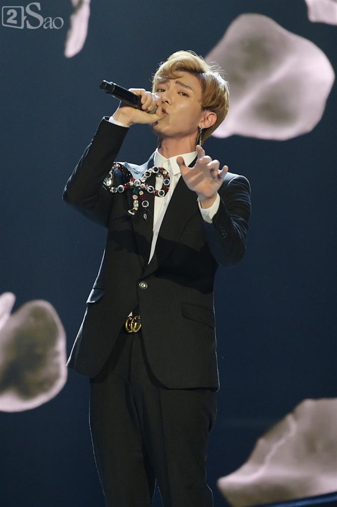 Đông Nhi nghẹn ngào nhận giải Cống Hiến, fans chực chờ ngoài cửa chúc mừng-16