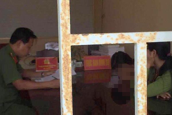 Cảnh sát điều tra người đàn ông hơn 50 tuổi nựng nữ sinh lớp 4-1