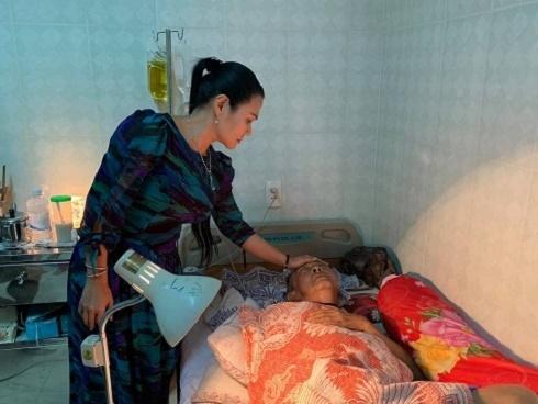 Xót xa hình ảnh nghệ sĩ Lê Bình không còn đủ sức mở mắt để nhìn đồng nghiệp vào thăm nom