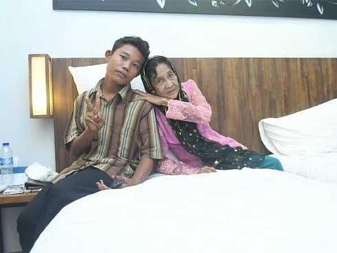 Ông bố xúc động khóc hết nước mắt tiễn con gái rượu lấy chồng cách nhà 3km-5