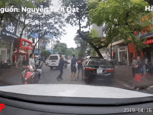 Đang đi xe máy, thanh niên bị chó đuổi té ngã giữa đường-2
