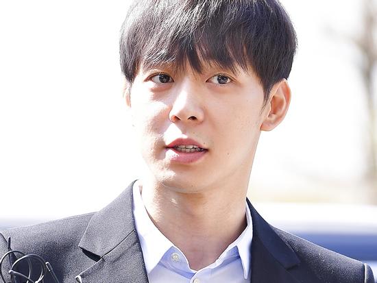 Sao nam 'Hoàng tử gác mái' Park Yoochun đến sở cảnh sát điều tra scandal ma túy trong tâm thế thoải mái