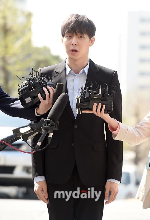 Sao nam Hoàng tử gác mái Park Yoochun đến sở cảnh sát điều tra scandal ma túy trong tâm thế thoải mái-2