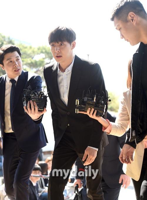 Sao nam Hoàng tử gác mái Park Yoochun đến sở cảnh sát điều tra scandal ma túy trong tâm thế thoải mái-3