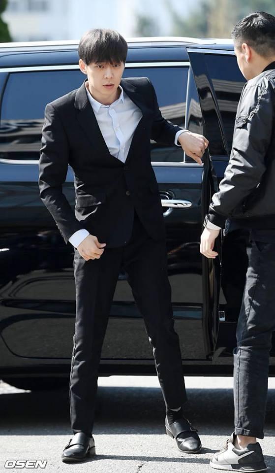 Sao nam Hoàng tử gác mái Park Yoochun đến sở cảnh sát điều tra scandal ma túy trong tâm thế thoải mái-5