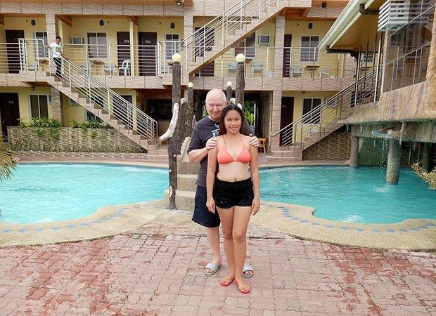 Phải lòng ông lão 71 tuổi qua mạng, cô gái 23 tuổi quyết cưới sau vài tháng-2