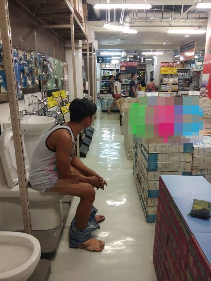 SỐC TOÀN TẬP: Đi mua bồn cầu, thanh niên test thử toilet ngay tại siêu thị-1
