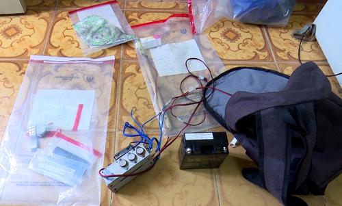 Clip: Gã đàn ông giả gái đi cướp tiệm vàng, bà chủ bị chích điện nằm im giả chết-2