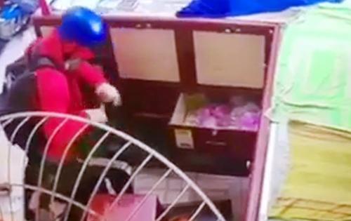 Clip: Gã đàn ông giả gái đi cướp tiệm vàng, bà chủ bị chích điện nằm im giả chết-1