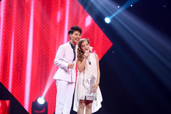 Thiên thần Nga The Voice Kids 2016 gây ngỡ ngàng với ngoại hình tuổi 13 khác lạ khi xuất hiện trên phố đi bộ-2