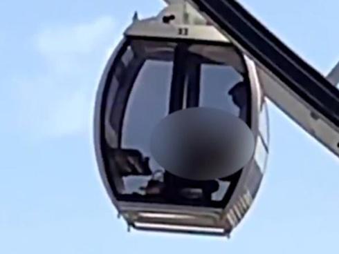 Đôi nam nữ vô tư hôn hít, sờ soạng nhau như thể trái đất này chỉ có 2 chúng mình trong cửa hàng-4