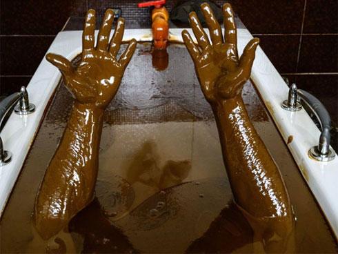 Những kẻ không sợ chết nằm vắt vẻo giữa vực sâu gần 200 m-1