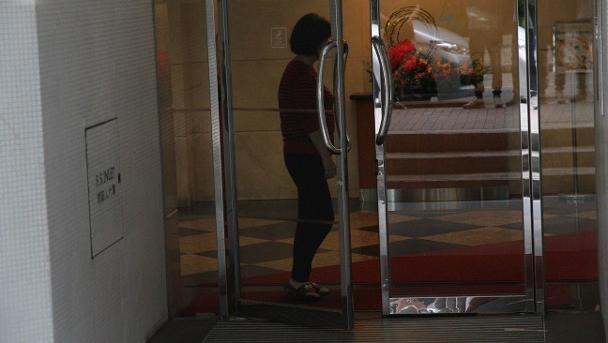 Tài tử Hong Kong xấu hổ đến mức không dám lộ mặt sau khi bị người tình Á hậu cắm sừng-4