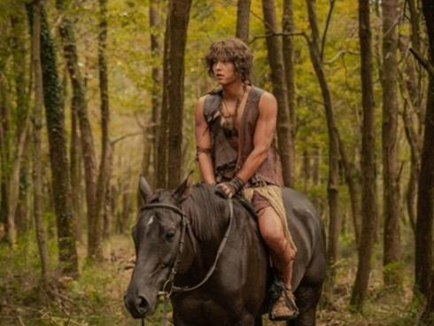 Song Joong Ki gây sốc với tạo hình nhếch nhác, tả tơi, cơ bắp cuồn cuộn trong phim mới