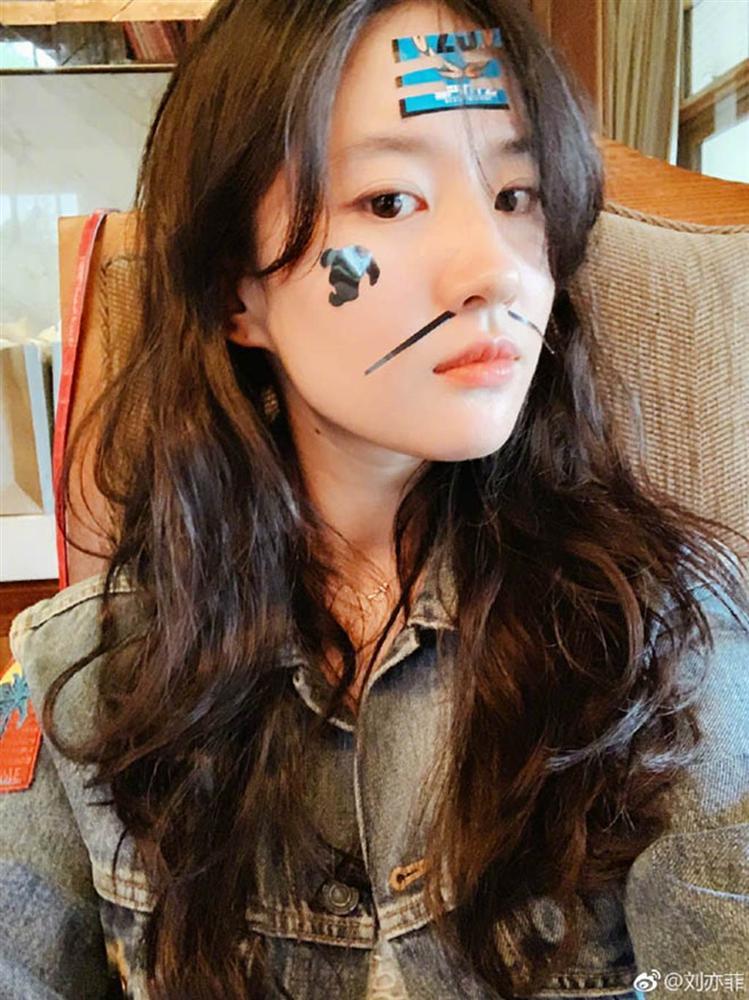 Toàn bị chê mặt mộc xấu xí, Lưu Diệc Phi bất ngờ phủ nhận xuất sắc-4