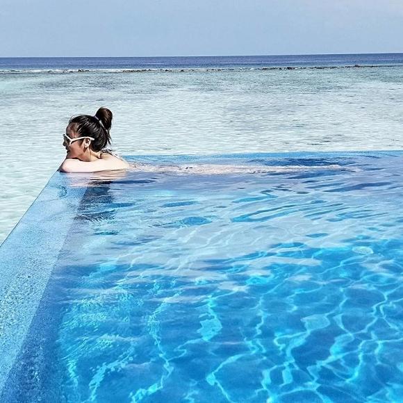 Gái 1 con Lâm Tâm Như chiêu đãi người hâm mộ bằng loạt ảnh mát mẻ ở Maldives-4