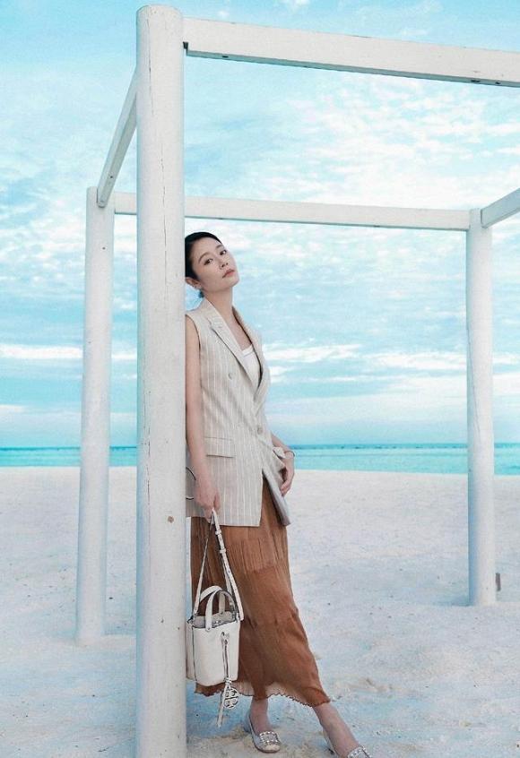 Gái 1 con Lâm Tâm Như chiêu đãi người hâm mộ bằng loạt ảnh mát mẻ ở Maldives-6