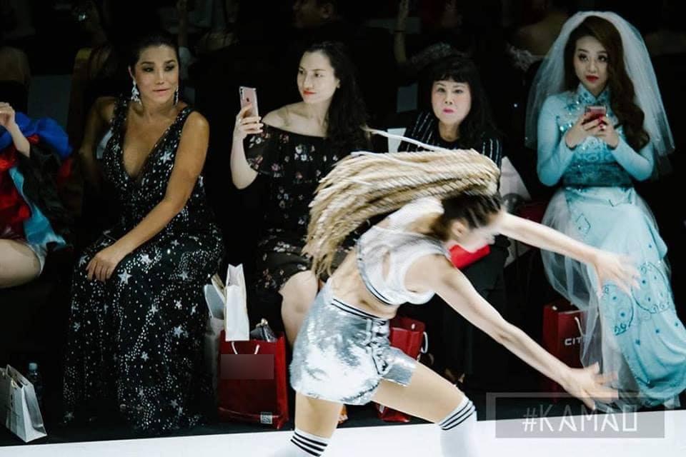 Màn nhào lộn, xoạc chân của Minh Hằng na ná giống nhà thiết kế 72 tuổi-1