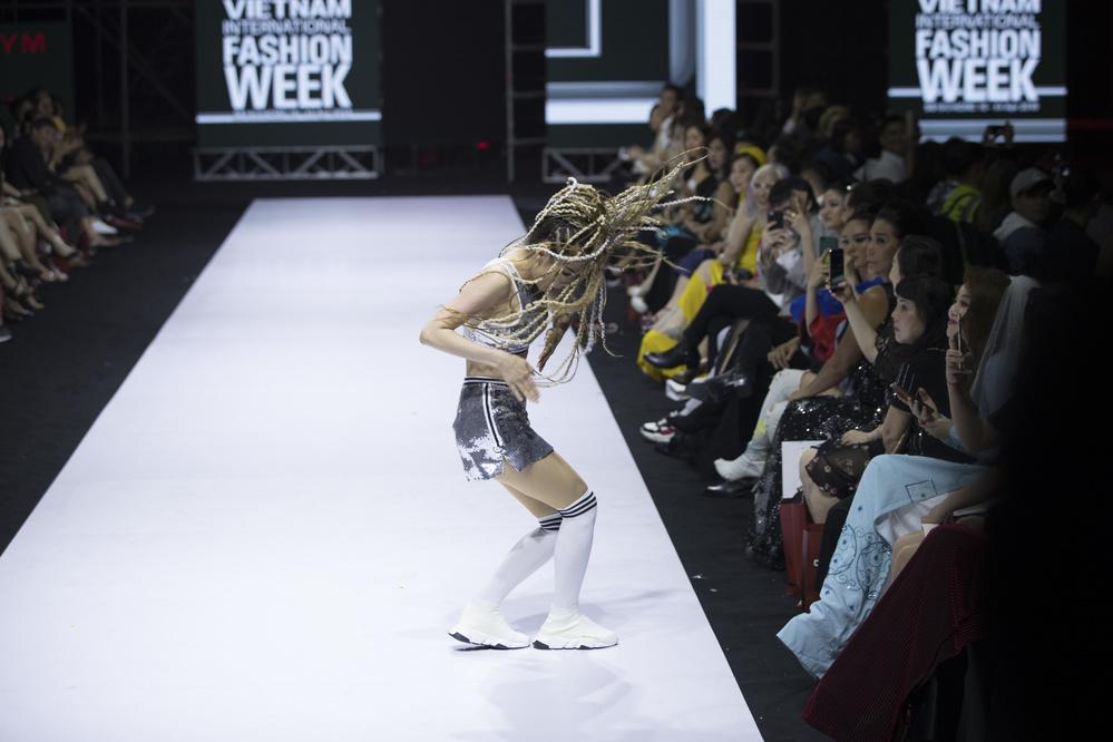 Màn nhào lộn, xoạc chân của Minh Hằng na ná giống nhà thiết kế 72 tuổi-3