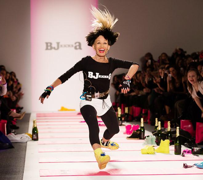 Màn nhào lộn, xoạc chân của Minh Hằng na ná giống nhà thiết kế 72 tuổi-4