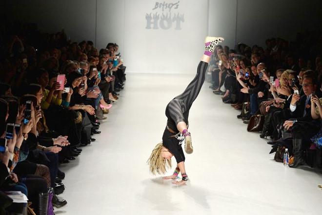 Màn nhào lộn, xoạc chân của Minh Hằng na ná giống nhà thiết kế 72 tuổi-8