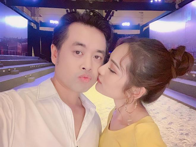 Dương Khắc Linh và bạn gái kém 13 tuổi thoải mái tình tứ trên MXH-1