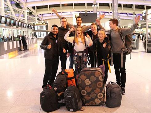 SẾP NGƯỜI TA: Hết thưởng tết bằng tiền mặt lại tặng nhân viên hẳn xe BMW-3