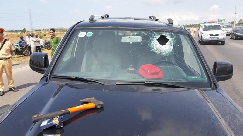 Clip: Khoảnh khắc tài xế bị tâm thần bỏ chạy sau khi dùng rìu chém người, tông chết CSGT-1