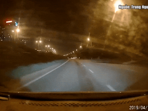 CLIP: Tài xế sợ tái xanh mặt khi đang đi trong đêm bất ngờ một cô gái chạy ra giữa đường, lao thẳng vào đầu ô tô