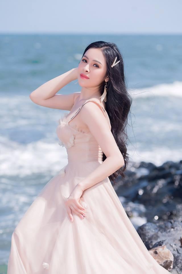 Sau lùm xùm bán dâm, Thư Dung nhiệt tình tung ảnh sexy kèm loạt status thả thính mượn từ âm nhạc và thơ ca-4