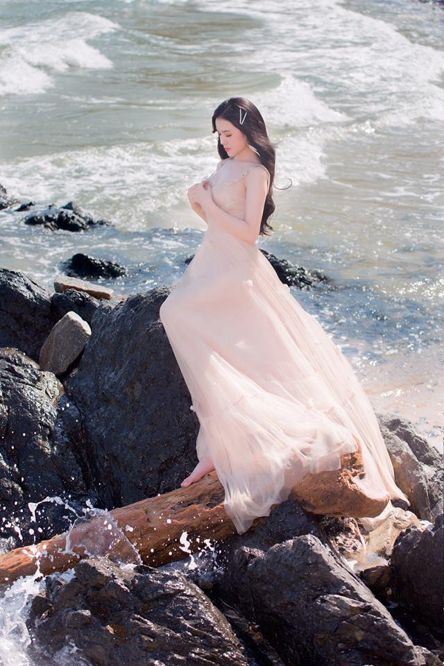 Sau lùm xùm bán dâm, Thư Dung nhiệt tình tung ảnh sexy kèm loạt status thả thính mượn từ âm nhạc và thơ ca-5