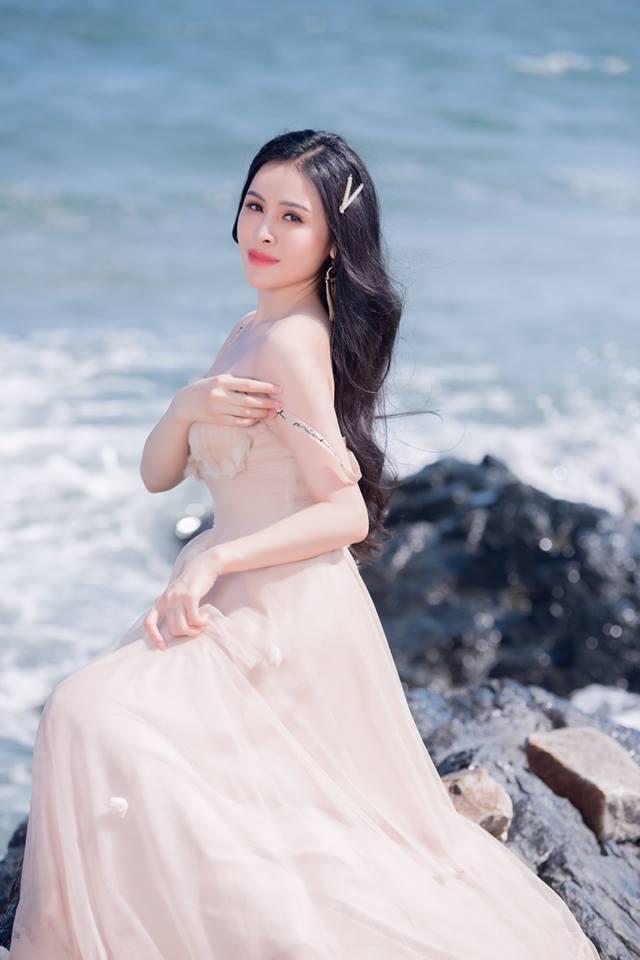 Sau lùm xùm bán dâm, Thư Dung nhiệt tình tung ảnh sexy kèm loạt status thả thính mượn từ âm nhạc và thơ ca-6