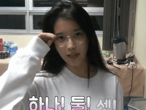 Chỉ với một cái hất tóc, nữ thần IU khiến cộng đồng mạng trầm trồ hết lời-1