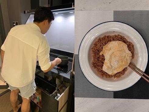 Ân cần vào bếp nấu ăn cho Hari Won đi làm về khuya, ai ngờ Trấn Thành lại bị nghi... mặc quần của vợ