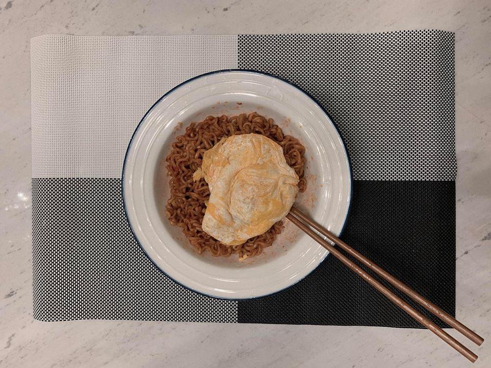 Ân cần vào bếp nấu ăn cho Hari Won đi làm về khuya, ai ngờ Trấn Thành lại bị nghi... mặc quần của vợ-2