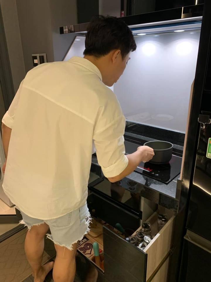 Ân cần vào bếp nấu ăn cho Hari Won đi làm về khuya, ai ngờ Trấn Thành lại bị nghi... mặc quần của vợ-3