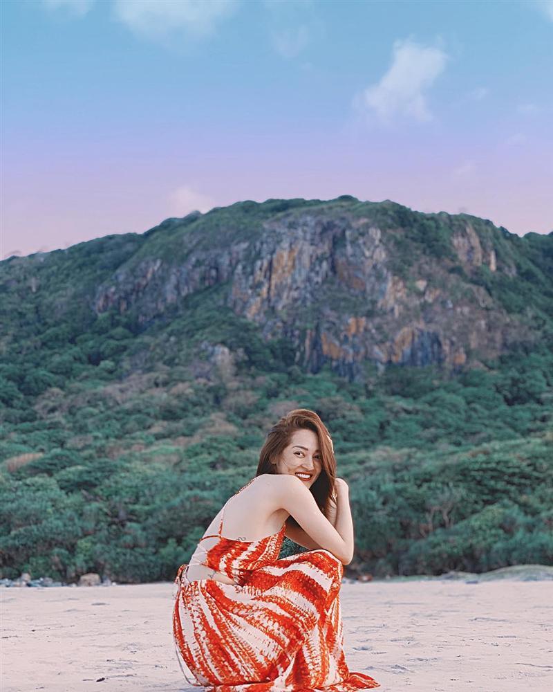 Lần hiếm hoi Tăng Thanh Hà mặc áo hai dây sexy khoe vòng 1 hững hờ-2