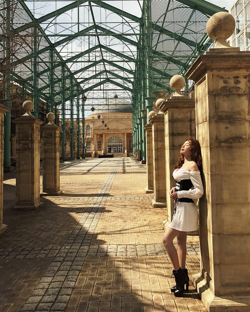 Lần hiếm hoi Tăng Thanh Hà mặc áo hai dây sexy khoe vòng 1 hững hờ-4