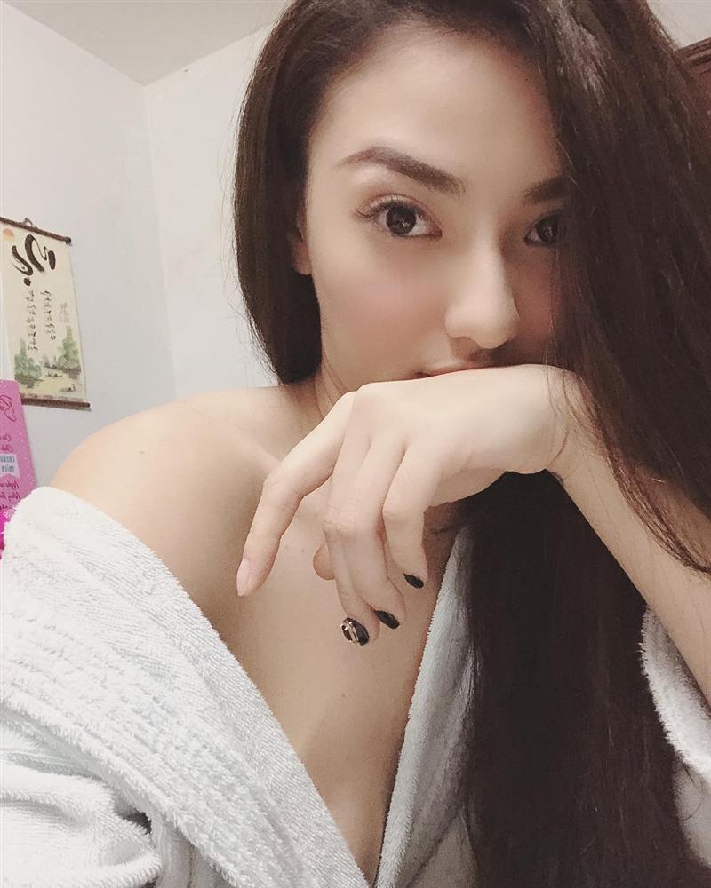 Lần hiếm hoi Tăng Thanh Hà mặc áo hai dây sexy khoe vòng 1 hững hờ-6